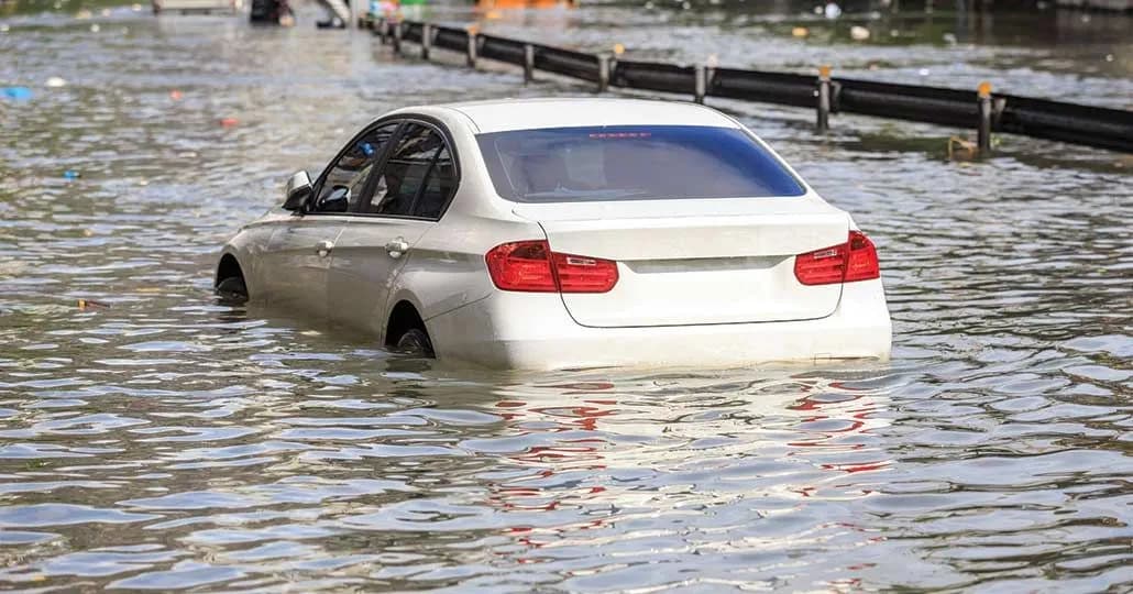 Mobil Ingin Terobos Banjir? Perhatikan 8 Hal Ini!