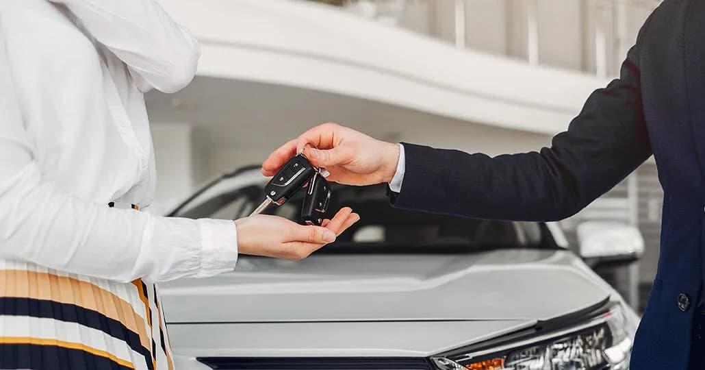 Plus Minus Jual Mobil di Dealer dan Balai Lelang