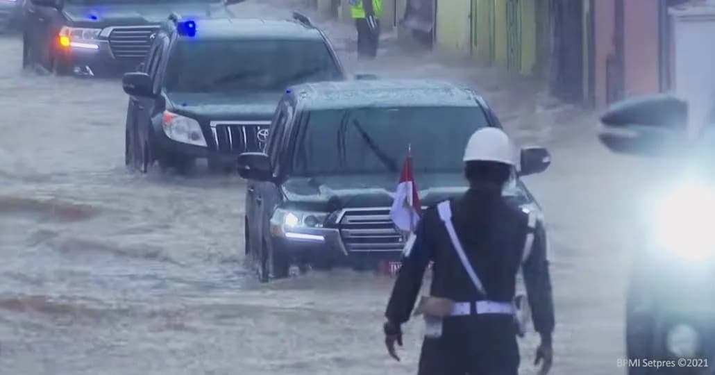 Mobil Kepresidenan Terjang Banjir, Ini Tipsnya